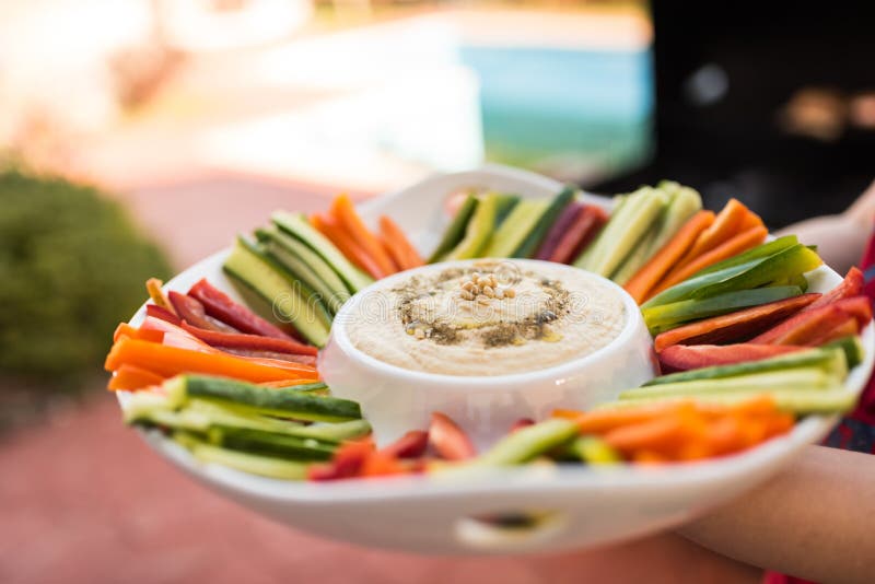 Очень вкусное домашнее сделанное hummus и овощи ручки стоковые фото Очень вкусное домашнее сделанное hummus и овощи ручки стоковые фото