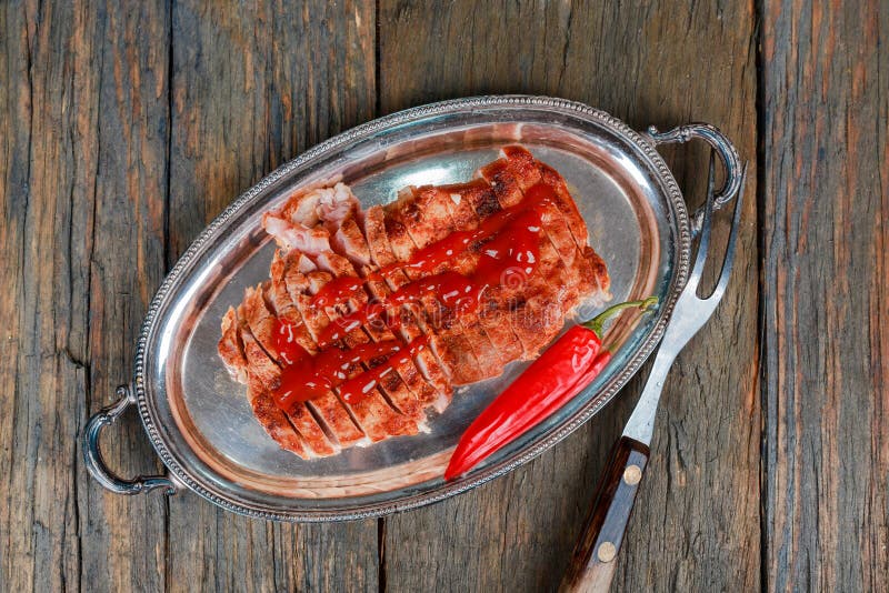 Очень вкусное средство стейка зажаренное в духовке с травами и перцем Свежее зажаренное мясо Зажаренное редкое средства стейка го стоковое фото Очень вкусное средство стейка зажаренное в духовке с травами и перцем Свежее зажаренное мясо Зажаренное редкое средства стейка го стоковое фото