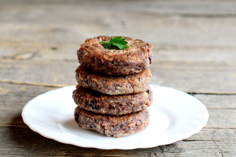 Очень вкусные бургеры фасоли на плите изолированной на старой деревянной предпосылке Вегетарианские бургеры сваренные кипеть крас стоковое фото rf Очень вкусные бургеры фасоли на плите изолированной на старой деревянной предпосылке Вегетарианские бургеры сваренные кипеть крас стоковое фото rf