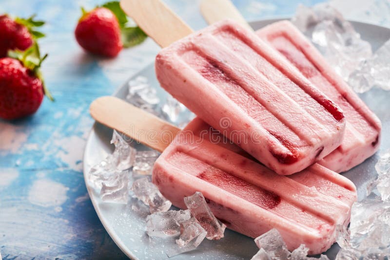 Очень вкусные, который замерли домодельные popsicles клубники стоковая фотография