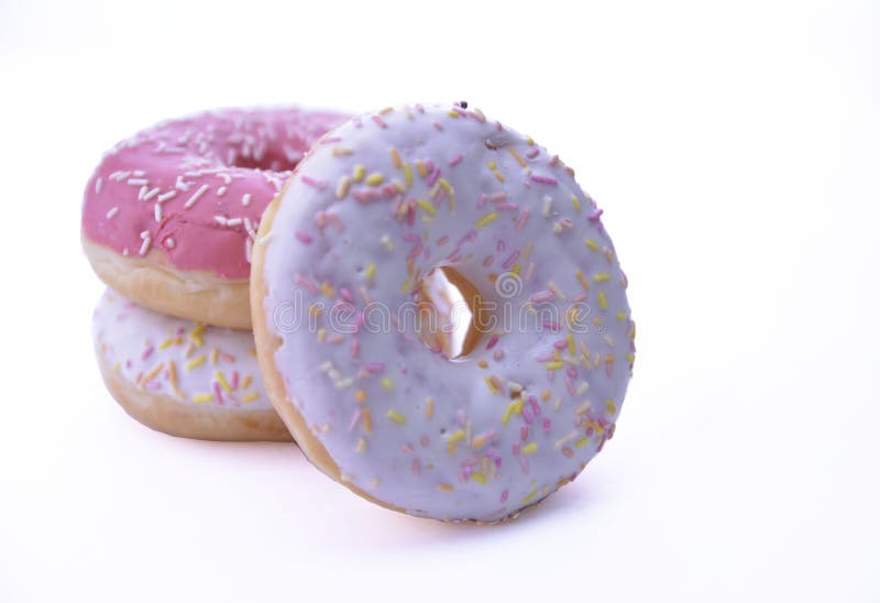 Очень вкусные красочные donuts изолированные на белой предпосылке стоковые изображения Очень вкусные красочные donuts изолированные на белой предпосылке стоковые изображения