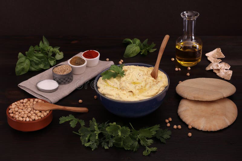 ОЧЕНЬ ВКУСНЫЕ НУТЫ HUMMUS С ХЛЕБОМ ПИТЫ, ХЛЕБОМ ГРЕЧИХИ, ОЛИВКОВЫМ МАСЛОМ И ДРУГИМИ ИНГРЕДИЕНТАМИ стоковое фото rf ОЧЕНЬ ВКУСНЫЕ НУТЫ HUMMUS С ХЛЕБОМ ПИТЫ, ХЛЕБОМ ГРЕЧИХИ, ОЛИВКОВЫМ МАСЛОМ И ДРУГИМИ ИНГРЕДИЕНТАМИ стоковое фото rf
