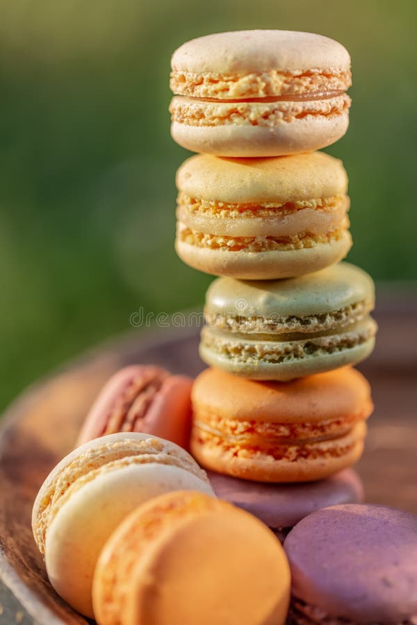Очень вкусные сладкие воздушные покрашенные французские печенья Macarons помадок для десерта в вечере лета стоковые фото Очень вкусные сладкие воздушные покрашенные французские печенья Macarons помадок для десерта в вечере лета стоковые фото
