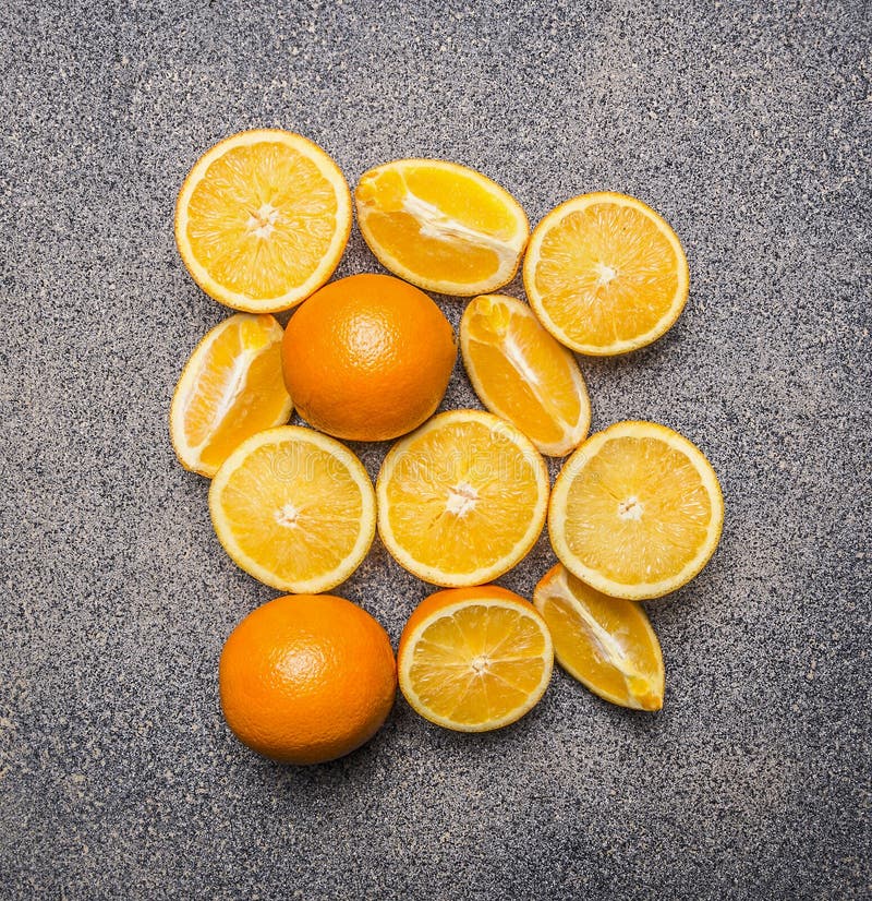 Очень вкусные, сочные, зрелые апельсины, отрезанный конец взгляд сверху предпосылки гранита деревенский вверх стоковое фото