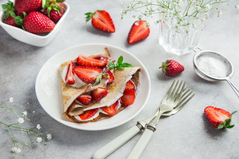 Очень вкусный crepe с плавленым сыром и свежей клубникой на белизне стоковое фото rf Очень вкусный crepe с плавленым сыром и свежей клубникой на белизне стоковое фото rf