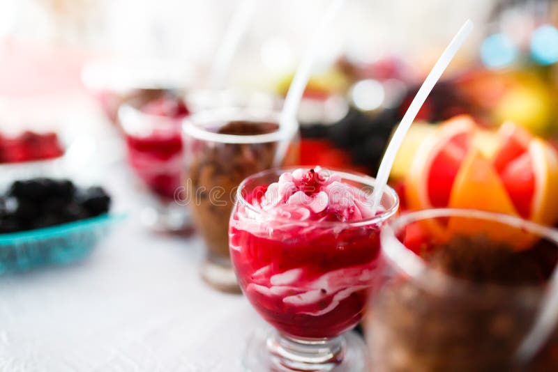 Очень вкусный Sundae мороженого украшенный с плодоовощами стоковые изображения Очень вкусный Sundae мороженого украшенный с плодоовощами стоковые изображения
