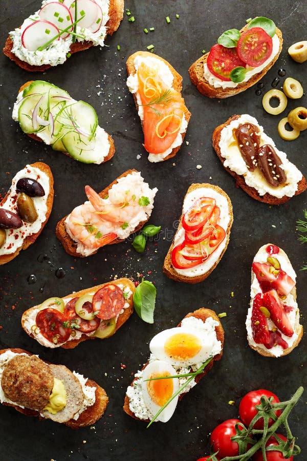 Очень вкусный ассортимент различных канапе стоковые изображения Очень вкусный ассортимент различных канапе стоковые изображения