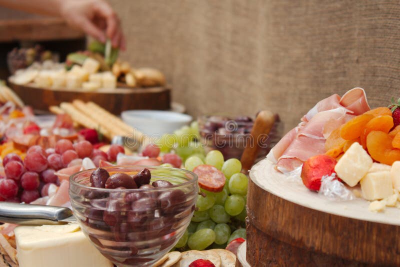 Очень вкусный диск еды плодоовощ, гаек, Chesse, погружений, мяса гастронома стоковая фотография rf Очень вкусный диск еды плодоовощ, гаек, Chesse, погружений, мяса гастронома стоковая фотография rf