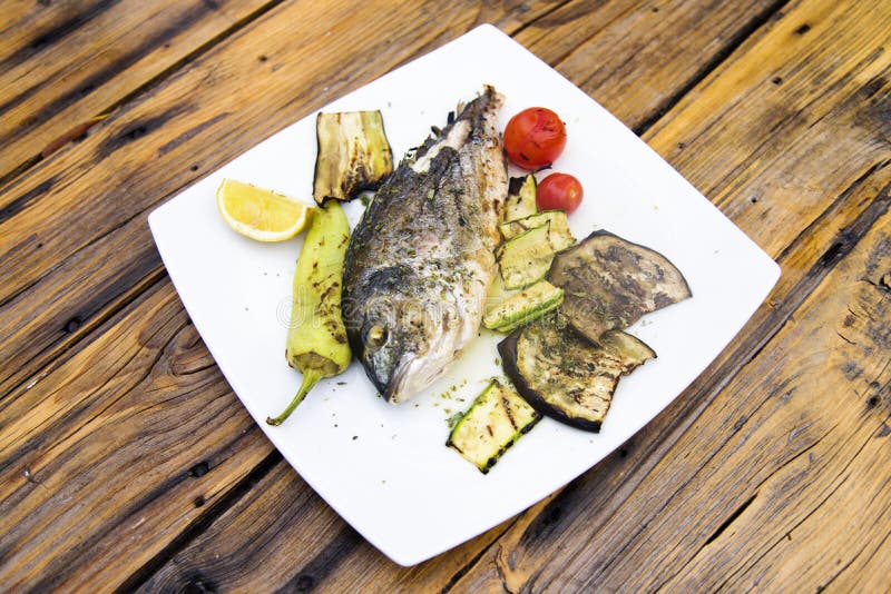 Очень вкусный зажаренный лещ или рыбы dorade на деревянной предпосылке стоковые фотографии rf