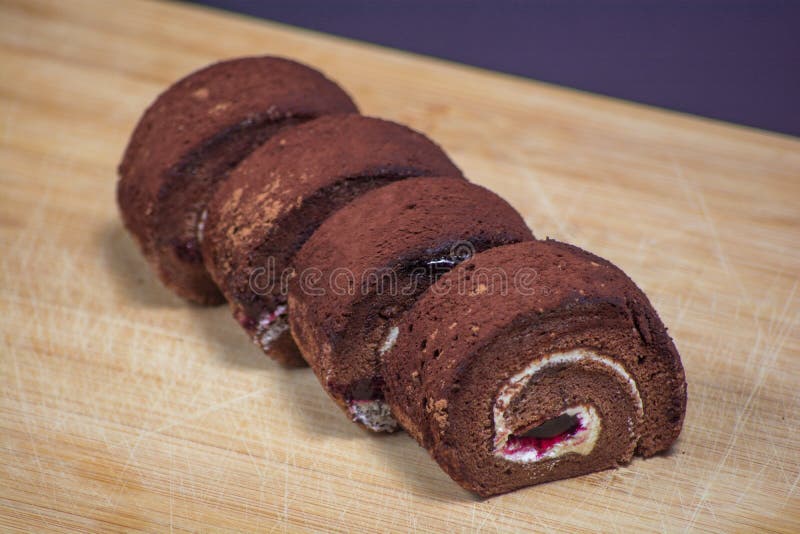 Очень вкусный крен шоколада в плите на предпосылке деревянной доски стоковая фотография Очень вкусный крен шоколада в плите на предпосылке деревянной доски стоковая фотография