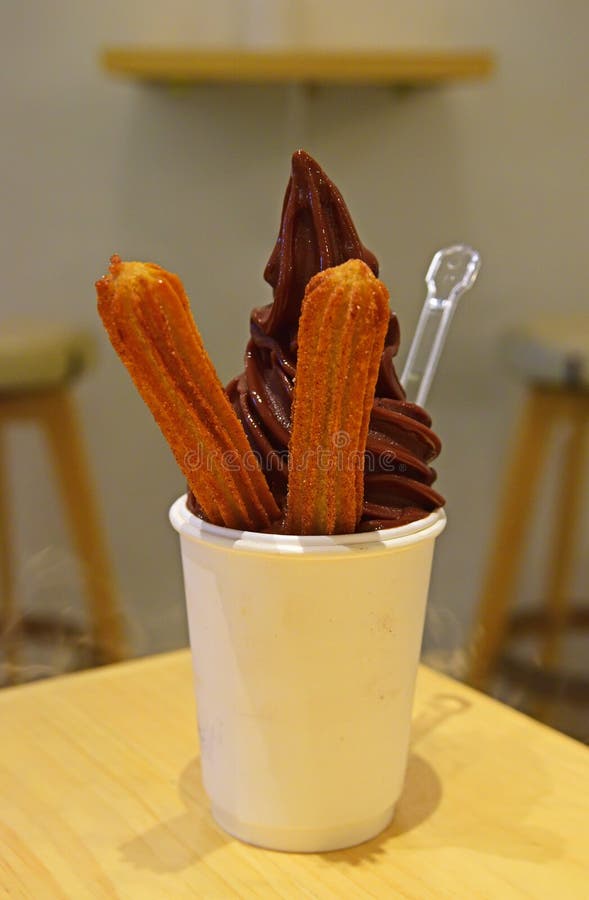 Очень вкусный мягкий вкус и churros шоколада мороженого подачи с туманным влиянием стоковые фотографии rf Очень вкусный мягкий вкус и churros шоколада мороженого подачи с туманным влиянием стоковые фотографии rf