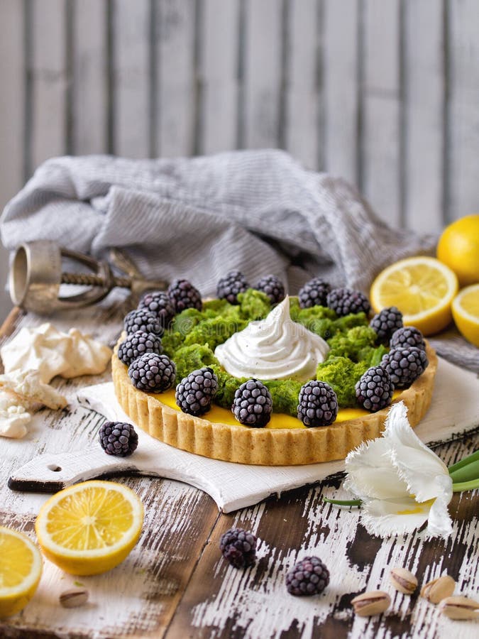 Очень вкусный домодельный пирог лимона Пирог на деревенской белой таблице Пирог с ежевикой и меренгой стоковое изображение rf Очень вкусный домодельный пирог лимона Пирог на деревенской белой таблице Пирог с ежевикой и меренгой стоковое изображение rf