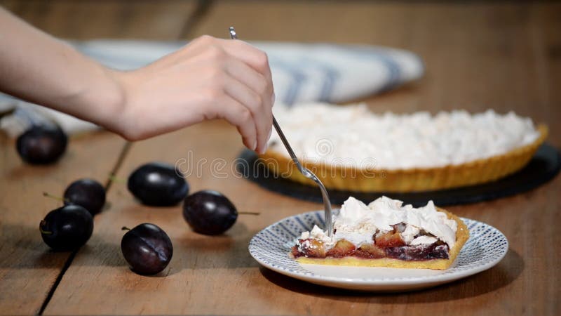 Очень вкусный отрезанный торт зрелого конца-вверх слив на таблице домодельная слива расстегая