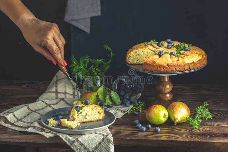 Очень вкусный пирог голубики десерта со свежими ягодами и грушами, сладким вкусным чизкейком, пирогом ягоды Французская кухня худ стоковые фотографии rf Очень вкусный пирог голубики десерта со свежими ягодами и грушами, сладким вкусным чизкейком, пирогом ягоды Французская кухня худ стоковые фотографии rf