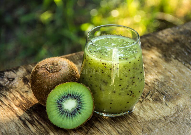 Очень вкусный свежий Smoothie кивиа Здоровые напитки сок кивиа стоковые фото Очень вкусный свежий Smoothie кивиа Здоровые напитки сок кивиа стоковые фото