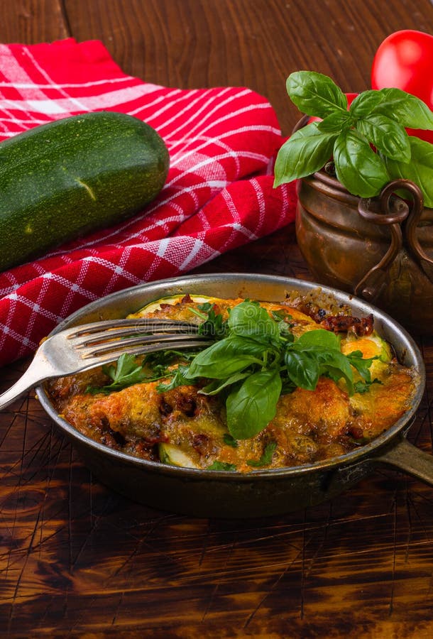 Очень вкусный сотейник цукини и семенить мяса Сотейник с травами Славный обедающий Горячий обедающий стоковое фото rf Очень вкусный сотейник цукини и семенить мяса Сотейник с травами Славный обедающий Горячий обедающий стоковое фото rf