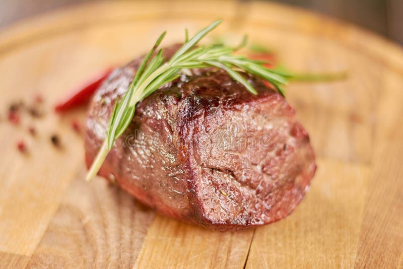 Очень вкусный стейк говядины на деревянном диске стоковое фото
