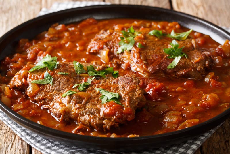 Очень вкусный швейцарский стейк зажаренный и после этого потушенный в пряный томат sa стоковые изображения rf Очень вкусный швейцарский стейк зажаренный и после этого потушенный в пряный томат sa стоковые изображения rf