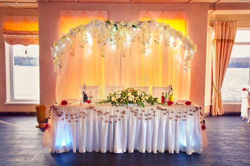 Очень славно украшенная wedding таблица для groom и невесты стоковые фото Очень славно украшенная wedding таблица для groom и невесты стоковые фото