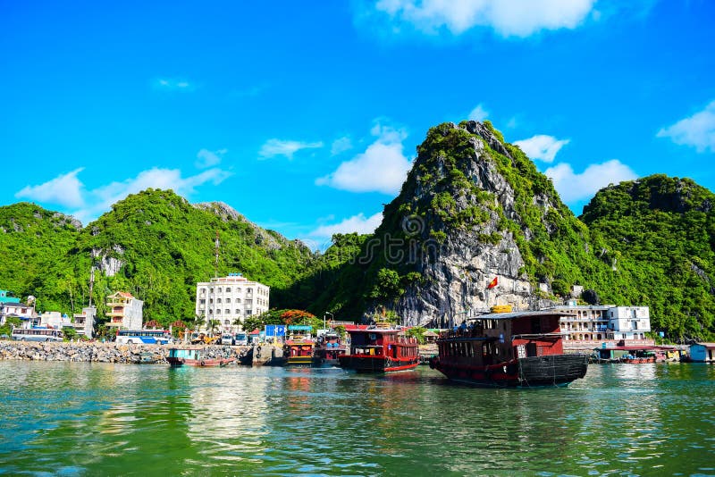 Плавая острова деревни и утеса в Halong преследуют, Вьетнам, Юго-Восточная Азия стоковые фотографии rf Плавая острова деревни и утеса в Halong преследуют, Вьетнам, Юго-Восточная Азия стоковые фотографии rf
