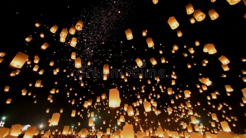 Плавая фонарики в фестивале Yee Peng, торжестве Loy Krathong в Chiangmai, Таиланде Взгляд Uprisen широкоформатный акции видеоматериалы Плавая фонарики в фестивале Yee Peng, торжестве Loy Krathong в Chiangmai, Таиланде Взгляд Uprisen широкоформатный акции видеоматериалы
