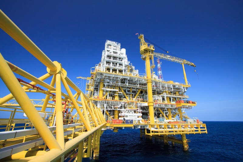 Платформа нефти и газ в оффшорной индустрии, производственном процессе в нефтяной промышленности, заводе конструкции нефтяной про стоковая фотография rf Платформа нефти и газ в оффшорной индустрии, производственном процессе в нефтяной промышленности, заводе конструкции нефтяной про стоковая фотография rf