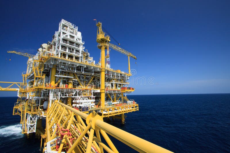 Платформа нефти и газ в оффшорной индустрии, производственном процессе в нефтяной промышленности, заводе конструкции нефтяной про стоковая фотография rf Платформа нефти и газ в оффшорной индустрии, производственном процессе в нефтяной промышленности, заводе конструкции нефтяной про стоковая фотография rf