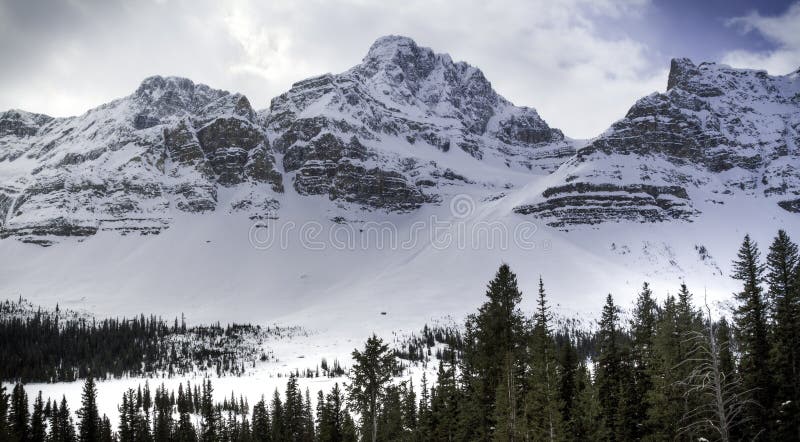 Плечо ледника Crowfoot на озере смычк в Banff Канаде стоковое изображение rf Плечо ледника Crowfoot на озере смычк в Banff Канаде стоковое изображение rf