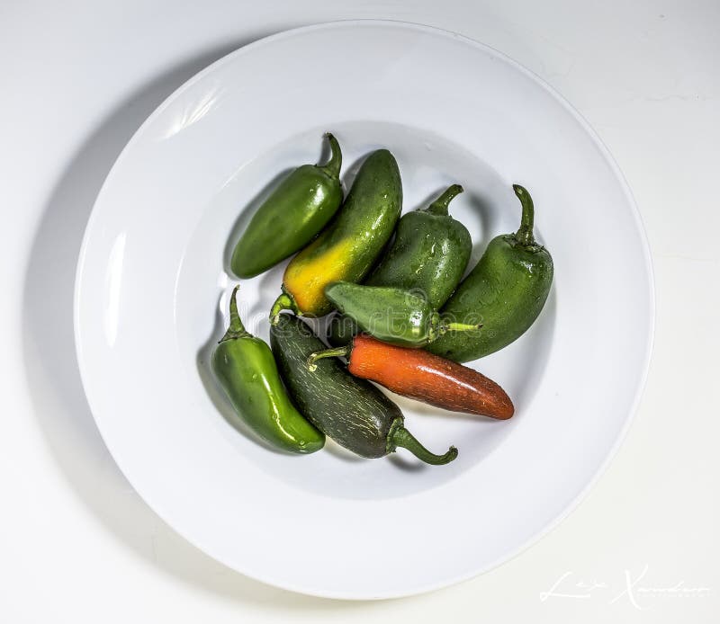Плита Jalapeno перчит красный цвет и зеленый цвет стоковое фото rf Плита Jalapeno перчит красный цвет и зеленый цвет стоковое фото rf