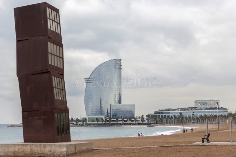 Пляж Barceloneta с скульптурой l ferit Estel раненая звезда стрельбы, рожком Ребекки; и гостиница w на предпосылке Барселона стоковое изображение rf Пляж Barceloneta с скульптурой l ferit Estel раненая звезда стрельбы, рожком Ребекки; и гостиница w на предпосылке Барселона стоковое изображение rf