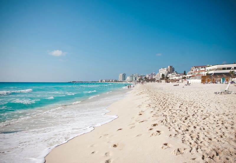 Пляж с белым песком карибского моря в Cancun Мексике стоковая фотография rf Пляж с белым песком карибского моря в Cancun Мексике стоковая фотография rf