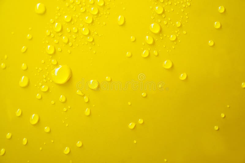 Падение воды на желтой предпосылке