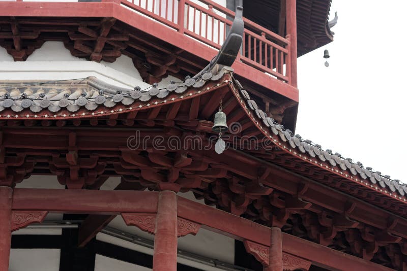 Павильон стиля башни кирпича стрех- колокольчика - башня Jiangnan типичная Shengjin китайца стоковые фотографии rf