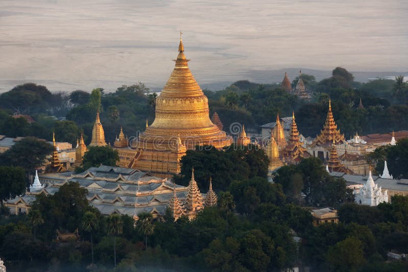 Пагода Shwezigon - Bagan - Myanmar стоковая фотография Пагода Shwezigon - Bagan - Myanmar стоковая фотография
