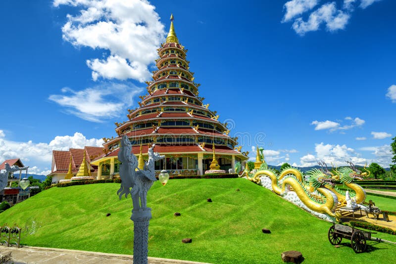 пагода 9 этаж и драконовая лестница стоковые фото