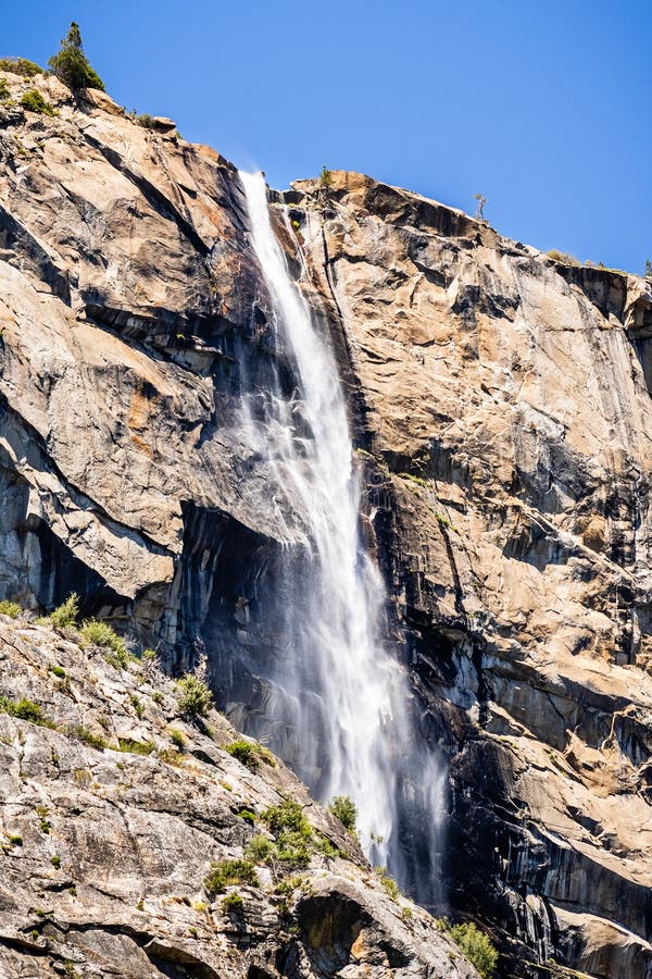 Падения Tueeulala, расположенные на Норт-Сайд долины Hetch Hetchy в национальном парке Yosemite, горы сьерра-невады, Калифорния стоковая фотография rf Падения Tueeulala, расположенные на Норт-Сайд долины Hetch Hetchy в национальном парке Yosemite, горы сьерра-невады, Калифорния стоковая фотография rf