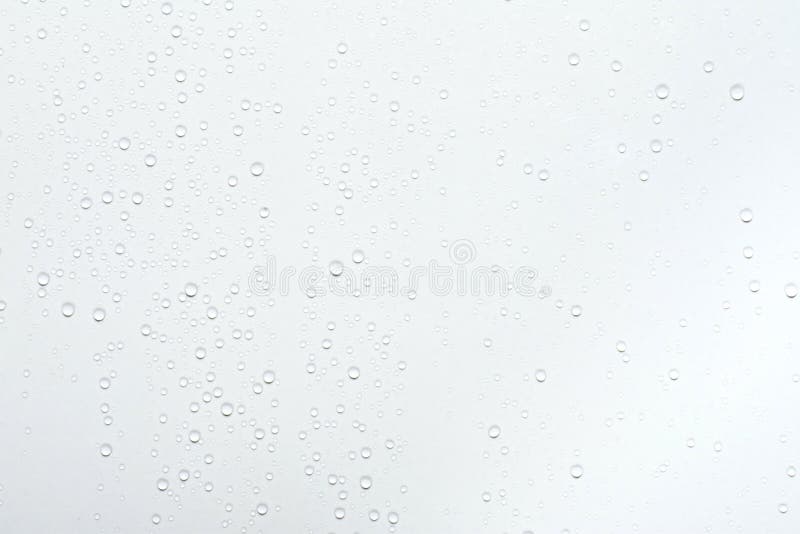 Падения воды на белой поверхностной предпосылке стоковая фотография rf