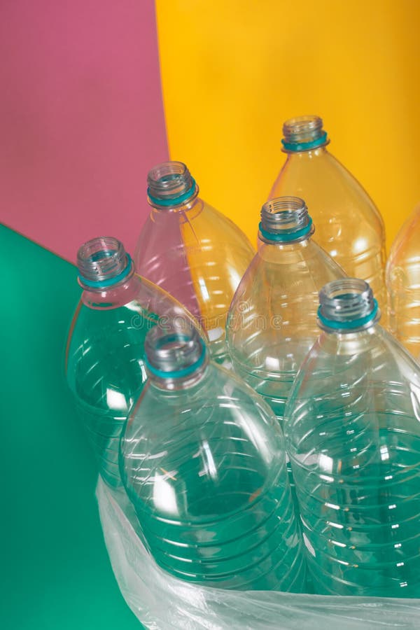 Пакет 7 пустого и recyclable пластиковых бутылок с водой, без крышек, голубое уплотнение, в полиэтиленовом пакете, на покрашенной стоковые изображения Пакет 7 пустого и recyclable пластиковых бутылок с водой, без крышек, голубое уплотнение, в полиэтиленовом пакете, на покрашенной стоковые изображения