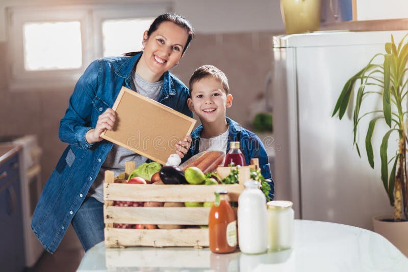 Пакет свежих продуктов к stayathome матери и ее сына. стоковое фото rf