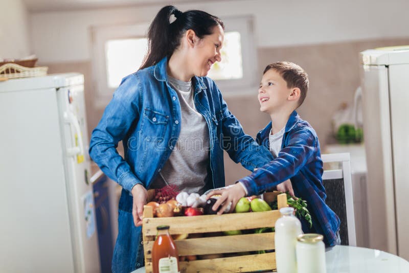Пакет свежих продуктов к stayathome матери и ее сына. стоковое изображение