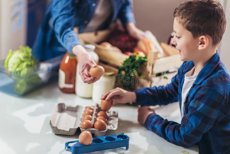 Пакет свежих продуктов к stayathome матери и ее сына. стоковые изображения