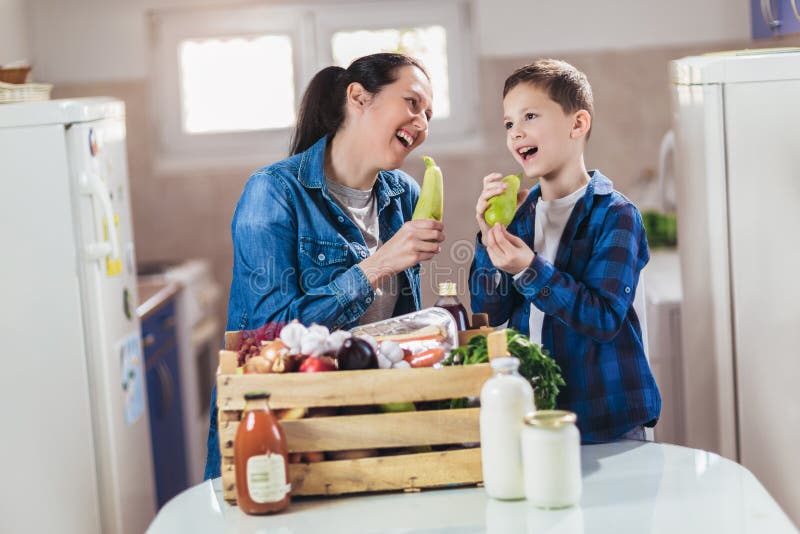 Пакет свежих продуктов к stayathome матери и ее сына. стоковые изображения