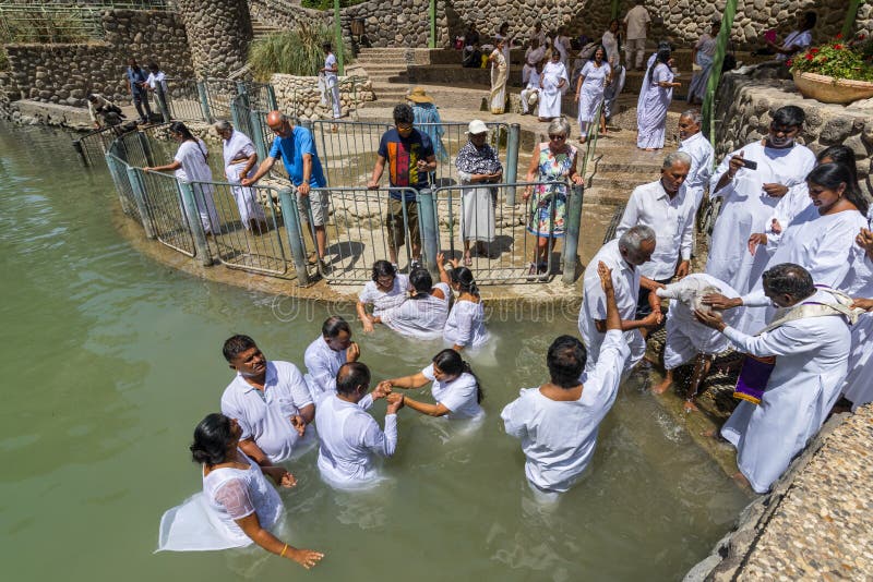 Паломники крестя в реке Иордан, в месте Yardenit Baptismal Северный Израиль стоковая фотография rf Паломники крестя в реке Иордан, в месте Yardenit Baptismal Северный Израиль стоковая фотография rf