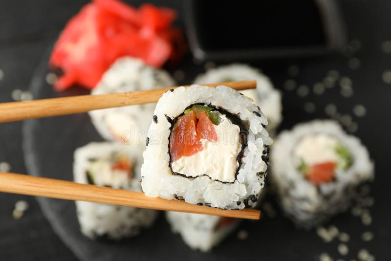 Палочки с вкусного креном суши. Японская кухня стоковые фотографии rf