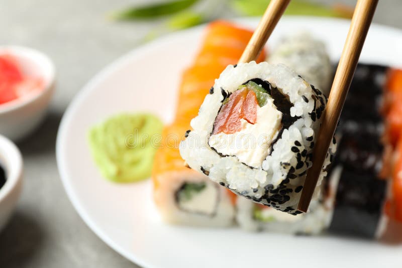 Палочки с вкусного креном суши. Японская кухня стоковое изображение rf