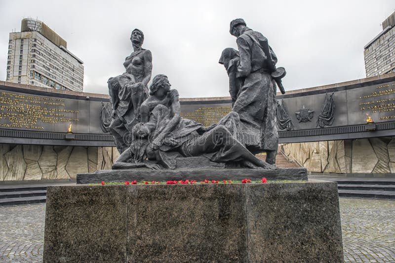 памятник leningrad защитников героикоромантический к стоковое изображение rf памятник leningrad защитников героикоромантический к стоковое изображение rf