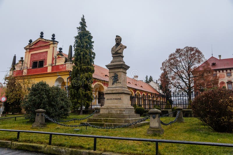 Памятник purkyne evangelista января около libochovice замка с замком парк и сад стиля романтическим барочным зимой стоковые фото