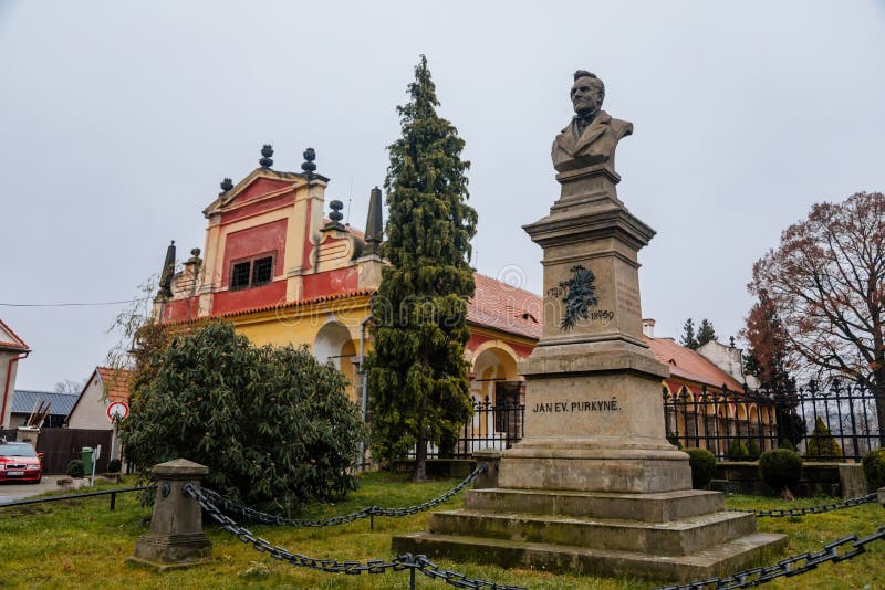 Памятник purkyne evangelista января около libochovice замка с замком парк и сад стиля романтическим барочным зимой стоковое фото rf
