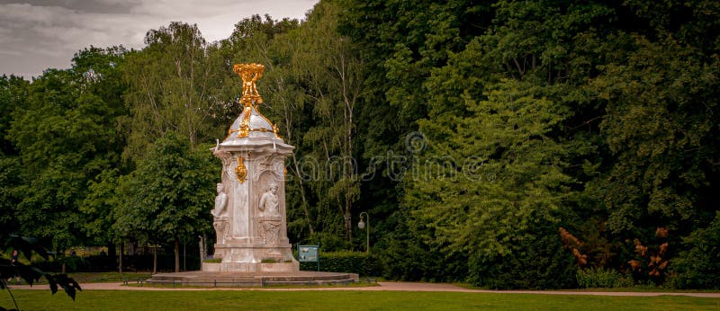 Памятник Бетховен-Haydn-Mozart в парке Tiergarten в Берлине, Германии стоковое изображение Памятник Бетховен-Haydn-Mozart в парке Tiergarten в Берлине, Германии стоковое изображение