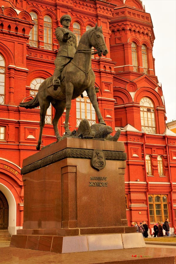 Памятник для маршалинга Zhukov на квадрате Manezh в Москве перед историческим музеем Georgy Zhukov - советский командир, автор стоковое фото Памятник для маршалинга Zhukov на квадрате Manezh в Москве перед историческим музеем Georgy Zhukov - советский командир, автор стоковое фото